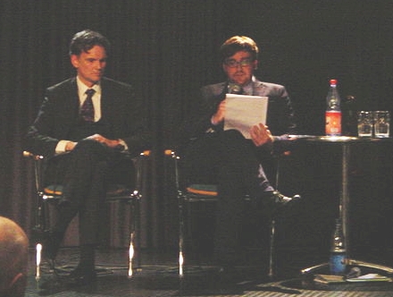 Gordian Meyer-Plath (links) bei einer Podiumsdiskussion in Pirna. Bild: Sastognuti, http://commons.wikimedia.org; Lizenz: CC-BY-SA-3.0